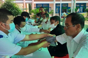 Khám bệnh từ thiện cho người dân ở huyện Tân Hồng