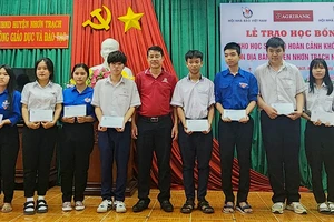 Trao học bổng cho học sinh có hoàn cảnh khó khăn tại huyện Nhơn Trạch, tỉnh Đồng Nai