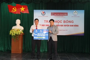 Agribank đồng hành Hội Nhà báo tỉnh Lâm Đồng trao học bổng cho học sinh tại huyện Đam Rông. Ảnh: CTV