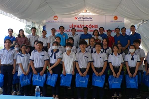 Ban tổ chức trao học bổng Thắp sáng ước mơ - Gieo mầm cuộc sống cho học sinh hiếu học tại huyện Củ Chi