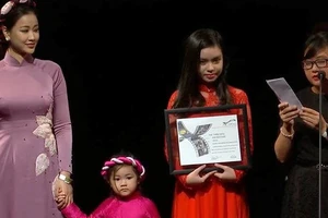Ekip đoàn phim "Người vợ ba" trên sân khấu nhận giải Phim châu Á xuất sắc nhất tại LHP Toronto 2018