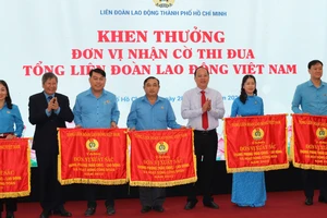 Đồng chí Nguyễn Hồ Hải và đồng chí Trần Thanh Hải tặng cờ thi đua đến các tập thể