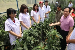 PGS-TS Nguyễn Mạnh Hùng, Hiệu trưởng Trường ĐH Nguyễn Tất Thành thăm sinh viên đang thực hành tại Trung tâm Nông nghiệp công nghệ cao tỉnh Đak Nông
