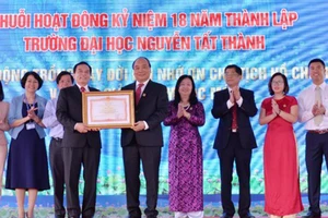 Thủ tướng Nguyễn Xuân Phúc vui mừng vì sự phát triển của Trường ĐH Nguyễn Tất Thành ​