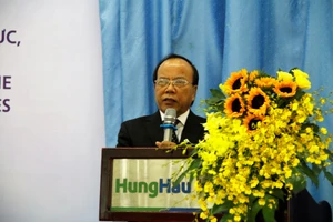 PGS-TS Trần Văn Thiện, Hiệu trưởng Trường ĐH Văn Hiến phát biểu khai mạc hội thảo