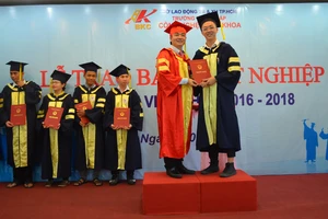 TS Hoàng Văn Phúc, Hiệu trưởng Trường TC Công nghệ Bách khoa trao bằng tốt nghiệp cho học sinh 
