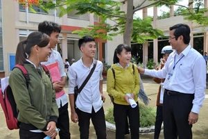 Thứ trưởng Bộ GD- ĐT Nguyễn Văn Phúc thị sát nhiều điểm thi tại TPHCM, Long An, Tiền Giang