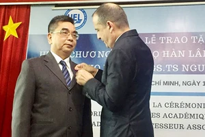 Cộng hòa Pháp trao Huân chương Cành cọ Hàn lâm cho PGS.TS Nguyễn Ngọc Điện