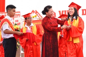 Chủ tịch Quốc Hội Nguyễn Thị Kim Ngân dự lễ khai giảng Trường THPT chuyên Lê Hồng Phong