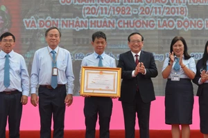 Trường ĐH Sài Gòn nhận Huân chương Lao động Hạng Ba