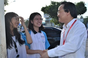 Bộ trưởng Bộ GD-ĐT Phùng Xuân Nhạ động viên thí sinh ngay khi gặp thí sinh ngoài cổng điểm thi Trường THPT Lê Quý Đôn
