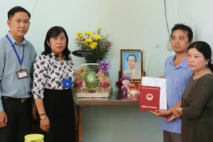 Ba mẹ Hoàng Xuân Trúc nhận bằng cử nhân cho con từ Ban Giám hiệu Trường ĐH Sài Gòn 