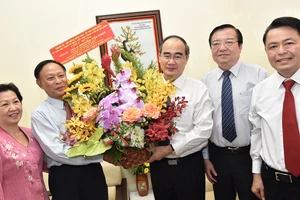 Bí thư Thành ủy TPHCM Nguyễn Thiện Nhân thăm và chúc mừng các nhà giáo tiêu biểu