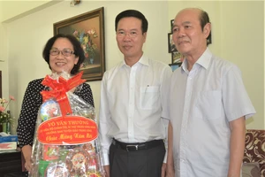 Đồng chí Võ Văn Thưởng thăm, chúc Tết gia đình GS-TSKH Lê Ngọc Trà