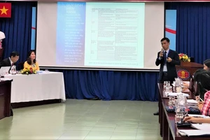 TS Nguyễn Tấn Đại, Trưởng đại diện Văn phòng Đại học Pháp ngữ tại TPHCM trình bày tham luận đảm bảo chất lượng trong đào tạo trực tuyến của Việt Nam