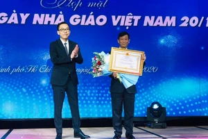 GS-TS Lê Văn Tán, Phó hiệu trưởng Trường ĐH Công nghiệp TPHCM nhận Huân chương Lao động Hạng Nhì