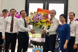 Bí thư Thành ủy TPHCM Nguyễn Văn Nên thăm và chúc mừng các nhà giáo lão thành cách mạng