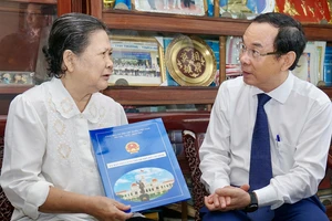 Bí thư Thành ủy Nguyễn Văn Nên thăm, chúc mừng các nhà giáo lão thành
