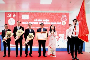 Trường ĐH Kinh tế - Tài chính TPHCM đón nhận Huân chương Lao động hạng Nhì