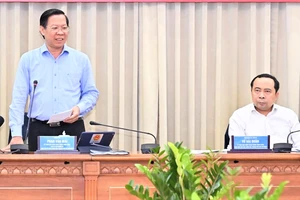 Đồng chí Phan Văn Mãi, Ủy viên Trung ương Đảng, Chủ tịch UBND TPHCM phát biểu tại hội nghị - Ảnh: VIỆT DŨNG