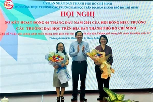 Đồng chí Phan Văn Mãi chúc mừng các nhân sự mới được bổ sung vào Hội đồng