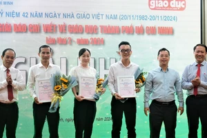 Trao giải cho các tác phẩm đoạt Giải Nhì. Ảnh: THANH HÙNG