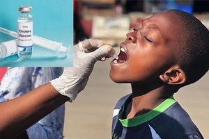 Trẻ em châu Phi uống vaccine bệnh tả