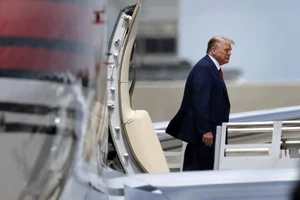 Ông Donald Trump đến sân bay quốc tế Miami