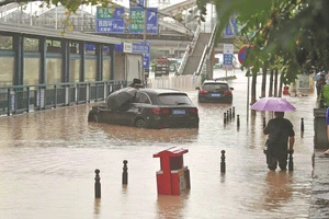 Ngập lụt tại quận Môn Đầu Câu. Ảnh: China Daily