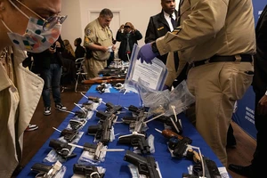 Súng ngắn được trưng bày trong sự kiện mua lại súng trên toàn tiểu bang tại quận Brooklyn, bang New York, Mỹ. Ảnh: CFP