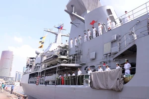 Tàu Hải quân Hoàng gia Australia HMAS Toowoomba đến TPHCM. Ảnh: XUÂN KHU