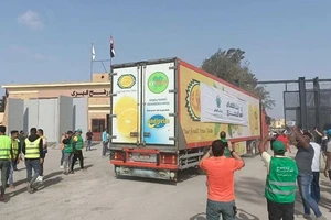 Hàng viện trợ từ Ai Cập vào Dải Gaza. Ảnh: Reuters