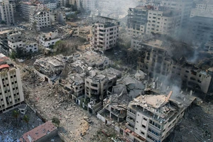 Dải Gaza sau nhiều vụ không kích. Ảnh: CNN