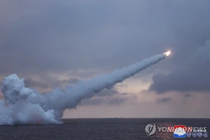 Vụ phóng thử tên lửa từ tàu ngầm của Triều Tiên. Ảnh: KCNA/YONHAP