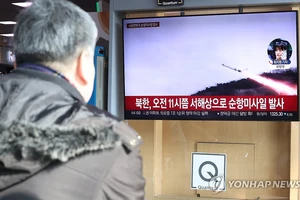 Người dân Hàn Quốc theo dõi thông tin phóng thử tên lửa hành trình của Triều Tiên trên truyền hình. Ảnh: YONHAP