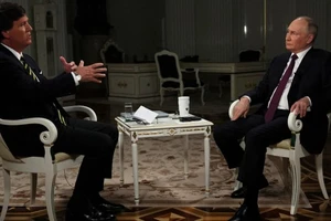 Nhà báo Mỹ Tucker Carlson với Tổng thống Nga Vladimir Putin. Ảnh: REUTERS