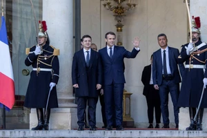 Tổng thống Pháp Emmanuel Macron và Tổng thống Ukraine Volodymyr Zelensky. Ảnh: REUTERS