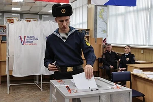 Cử tri Nga bỏ phiếu tại Vladivostok. Ảnh: REUTERS