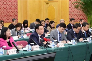Chủ tịch Quốc hội Vương Đình Huệ phát biểu tại cuộc làm việc với lãnh đạo Khu thí điểm thương mại tự do Thượng Hải (Trung Quốc). Ảnh: TTXVN