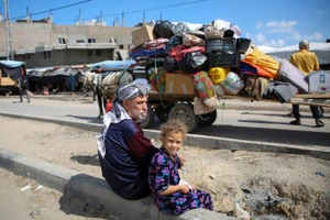 Người dân ở Rafah di tản do đợt không kích của Israel. Ảnh: REUTERS 