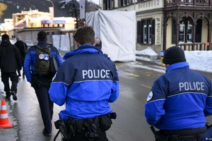 Cảnh sát Thụy Sĩ tại hiện trường vụ tấn công bằng dao. Ảnh: Deutsche Welle