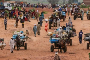 Người dân Sudan di tản tránh xung đột. Ảnh: REUTERS