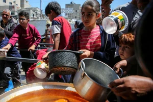 Trẻ em tại Gaza chờ lấy thực phẩm cứu trợ. Ảnh: REUTERS