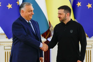 Thủ tướng Hungary Viktor Orban và Tổng thống Ukraine Volodymyr Zelensky. Ảnh: REUTERS