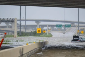 Bão Beryl gây ngập lụt ở Texas. Ảnh: USA Today