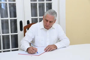 Chủ tịch nước Cộng hòa Cuba Miguel Díaz-Canel Bermúdez ghi sổ tang. Ảnh: Estudios Revolución