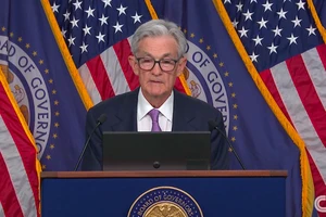 Chủ tịch FED Jerome Powell phát biểu sau quyết định hạ lãi suất. Ảnh:CNN