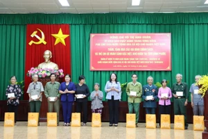 Phó Chủ tịch nước Võ Thị Ánh Xuân tặng quà gia đình chính sách huyện Lộc Ninh 