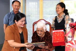 Chủ tịch UBND tỉnh Bình Phước thăm, tặng quà người cao tuổi