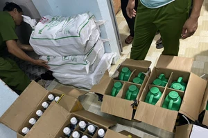 Bình Phước: Bắt giữ hơn 700 lít dung dịch nghi thuốc bảo vệ thực vật nhập lậu